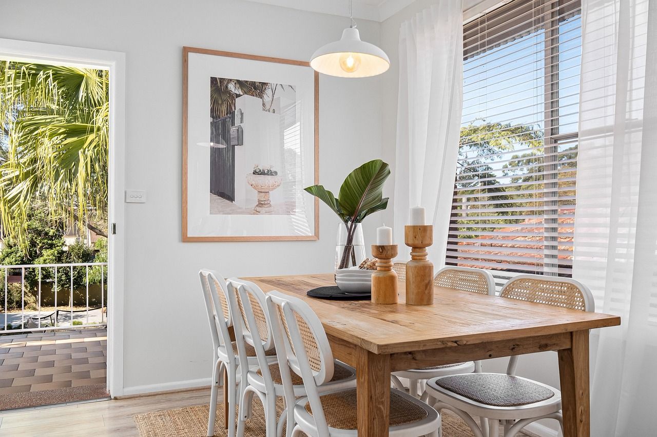 image of a cleaned AirBNB and VRBO dining room